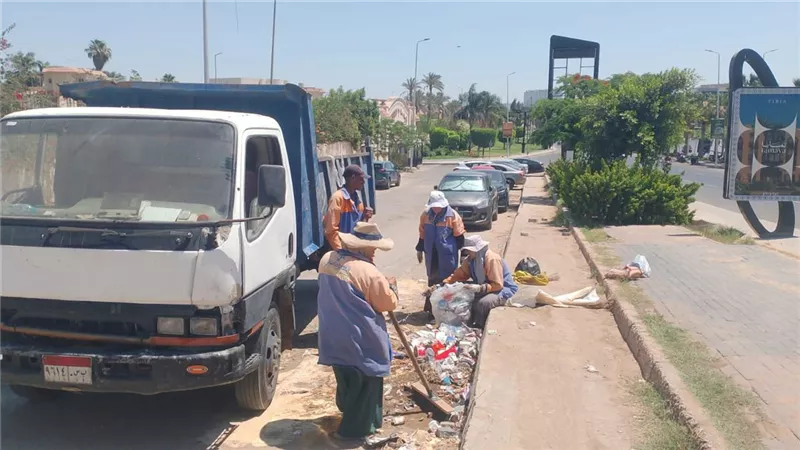 جهاز مدينة الشيخ زايد يواصل حملاته المكثفة لأعمال النظافة للحفاظ على الشكل الحضاري للمدينة
