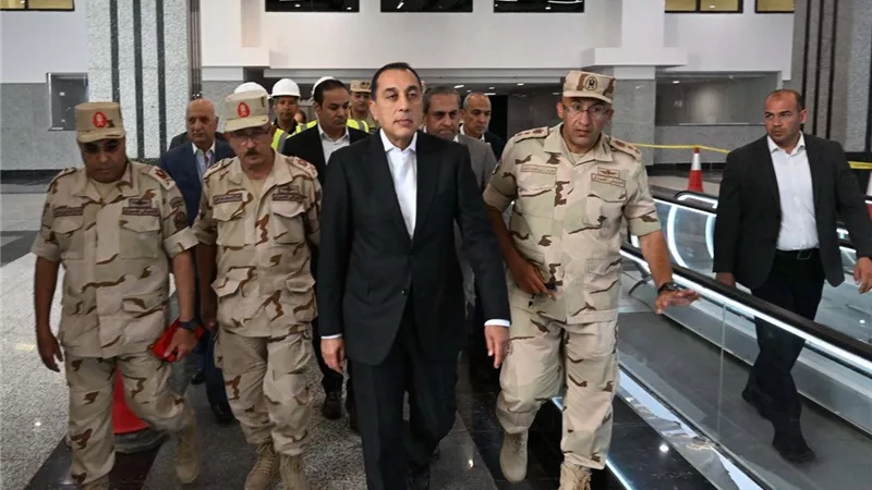 مدبولي يتفقد محطة الحافلات المركزية بالعاصمة الجديدة ويؤكد: مشروع حضاري يربط الجمهورية..صور