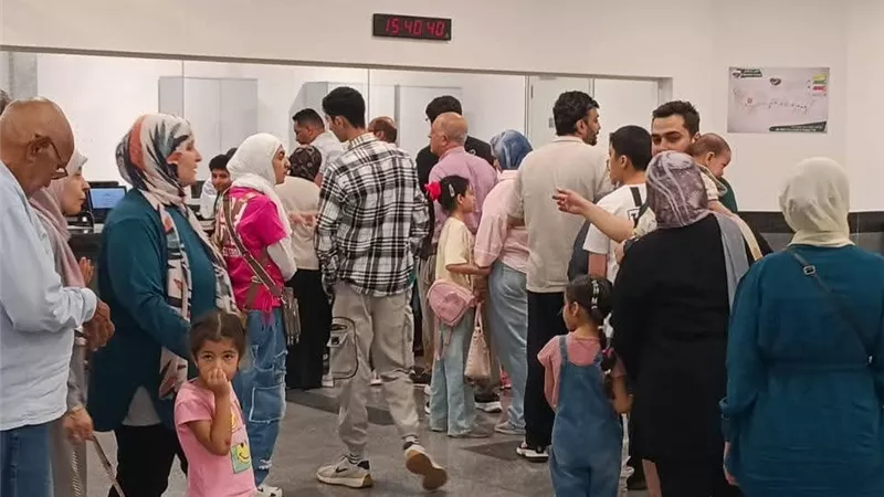 إقبال كبير على مونوريل شرق النيل في آخر أيام عيد الأضحى للتوجه إلى العاصمة الإدارية الجديدة
