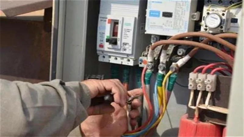 القابضة للكهرباء تدعو المواطنين للإبلاغ عن سرقات التيار والحفاظ على حقوق المشتركين