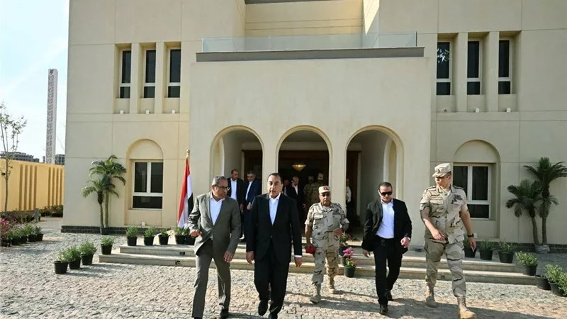 رئيس الوزراء يتفقد الحي الدبلوماسي بالعاصمة الإدارية الجديدة ويستعرض معدلات التنفيذ