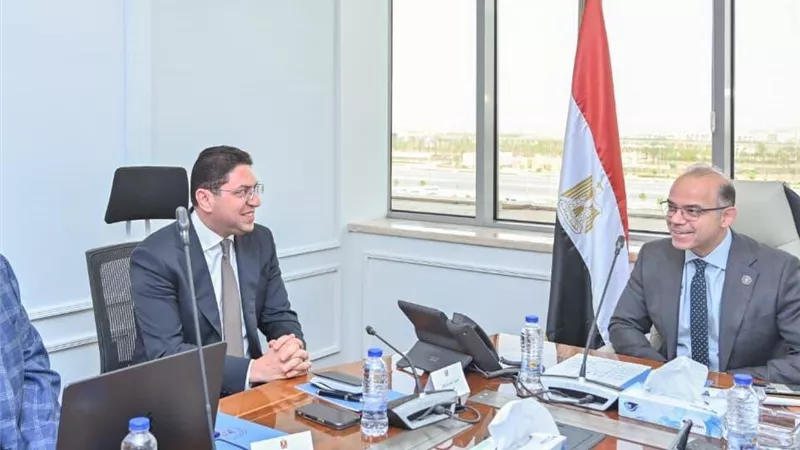 وزير الاستثمار يبحث توطين صناعة الدواء وجذب استثمارات أمريكية جديدة إلى مصر