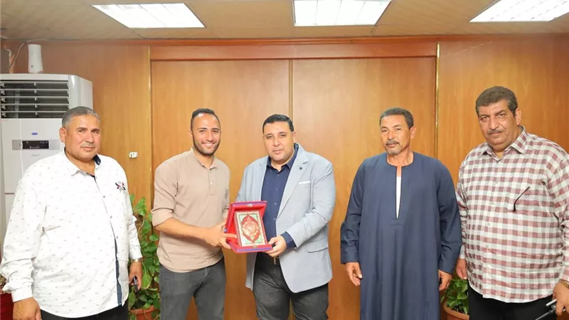 أهالي عزبة الحصة يكرمون رئيس مياه البحيرة بعد إنهاء أزمة مياه استمرت8 سنوات