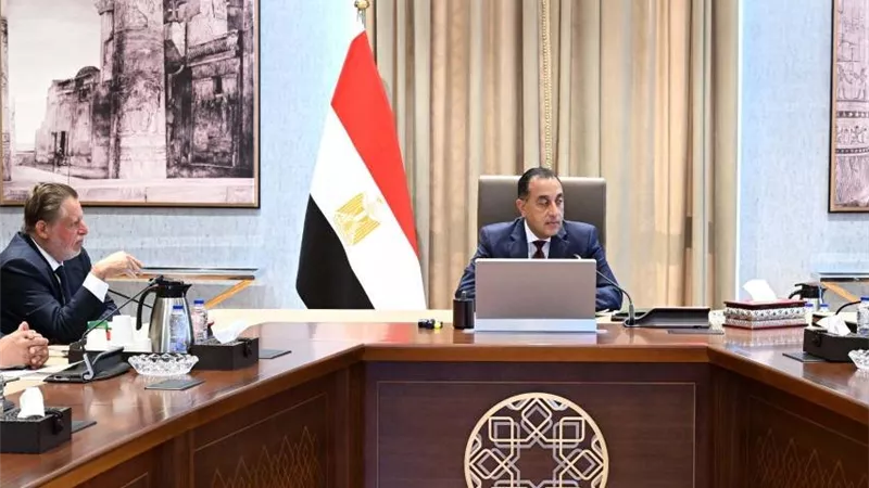 مدبولي يبحث مع محافظ المركزي ووزير المالية تأمين السلع وخفض التضخم