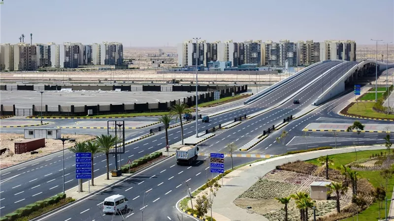 رئيس جهاز العلمين الجديدة يتابع تطوير الطرق والمحاور استعدادًا لموسم الصيف