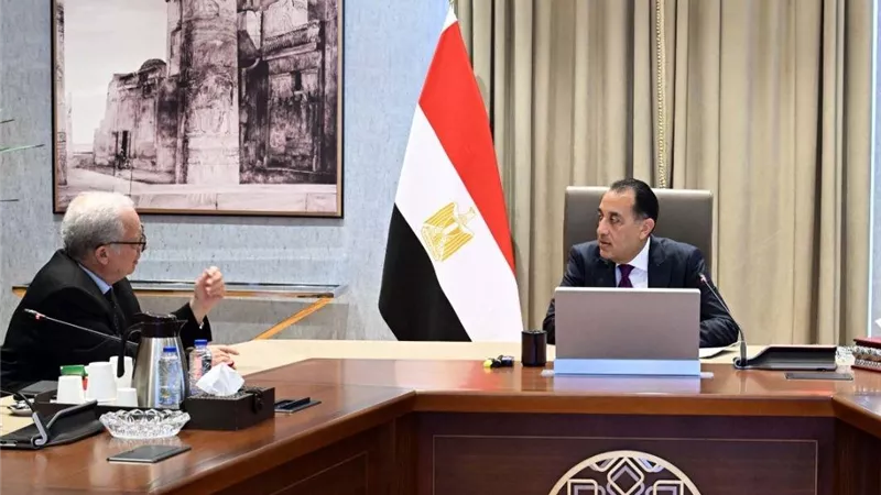 رئيس الوزراء يتابع مع نائبه للشئون الاقتصادية موقف خطة إعادة هيكلة الهيئات الاقتصادية