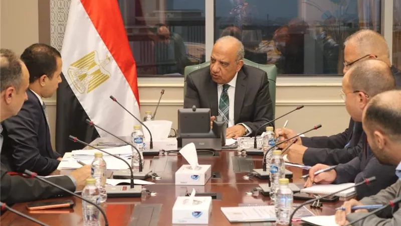 وزير الكهرباء يتابع مع 