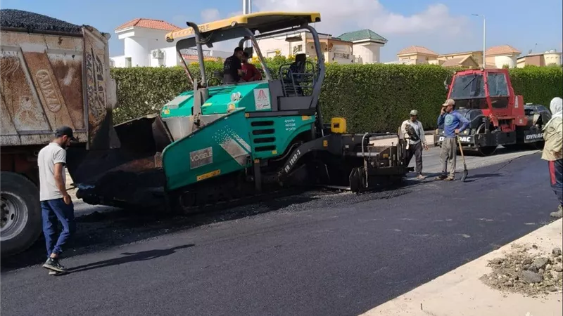 مدينة الشروق تواصل تطوير الطرق.. أعمال أسفلت مكثفة بشارع نجيب ريحاني