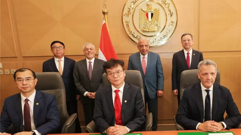 الكهرباء: توقيع اتفاقيات لإنشاء محطات وبطاريات تخزين طاقة بقدرة 1500 ميجاوات ساعة بالزعفرانة وبنبان