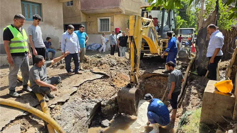 رئيس مياه المنوفية يتابع ميدانياً أعمال إصلاح خط مياه ميت خاقان بشبين الكوم