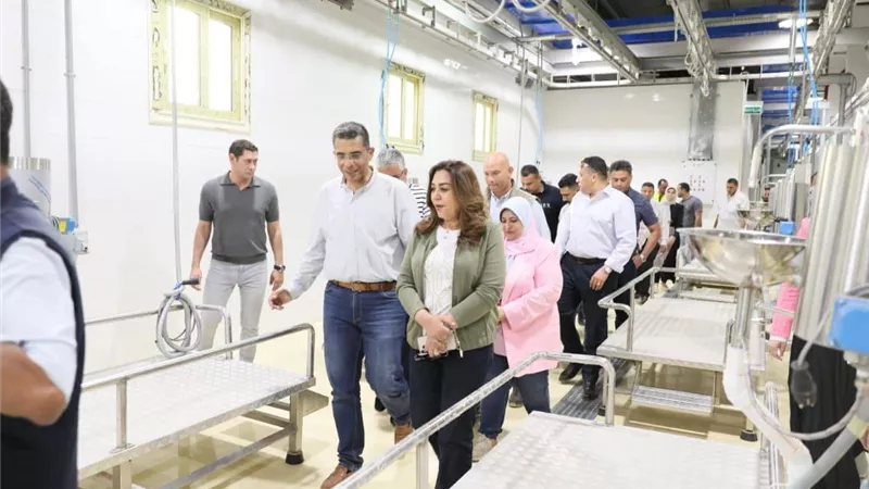 وزيرة التنمية المحلية والبيئة ومحافظ البحر الأحمر يتفقدان المجزر الآلي الجديد بالغردقة