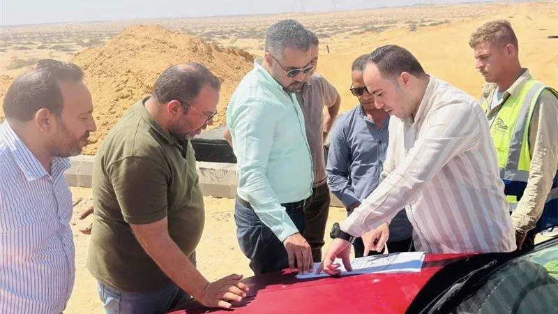 استعدادًا للتسليم.. «العبور الجديدة» تتابع ترفيق الأراضي وتكثف العمل بالمرافق