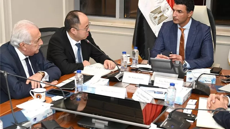 وزير الصناعة يبحث مع ممثلي الشركة الصينية الوطنية للإطارات والمطاط خطة الشركة للتوسع في مصر