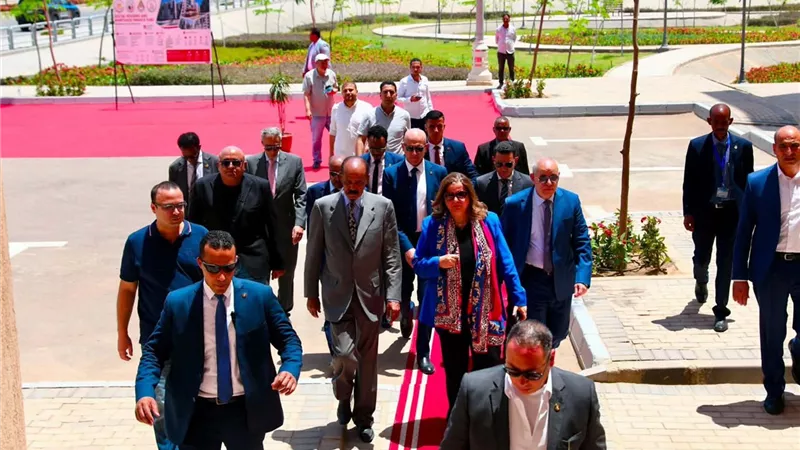 الرئيس الإريتري يزور وحدات المبادرة الرئاسية 