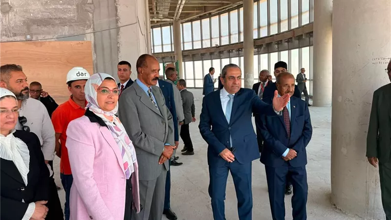 رئيس دولة إريتريا يشيد بالبرج الأيقوني ومشروعات العاصمة الجديدة