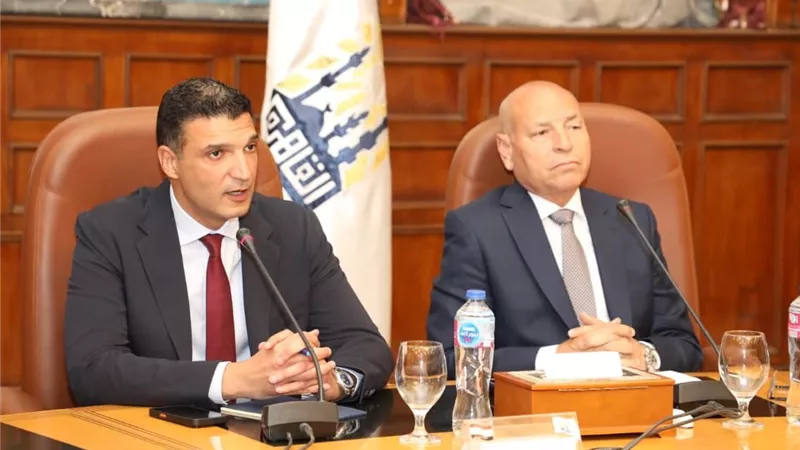 وزير الصناعة ومحافظ القاهرة يُسلِّمان 43 عقد تقنين أوضاع لمصانع وورش بمنطقة شق الثعبان الصناعية