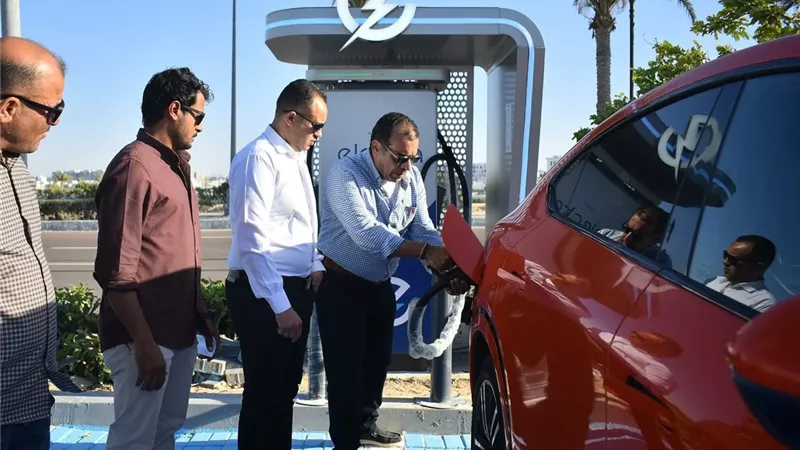 العلمين الجديدة تدشن مرحلة جديدة من التحول الأخضر بمحطات شحن السيارات الكهربائية