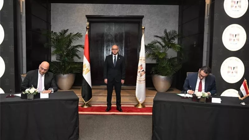 وزير الاستثمار يشهد توقيع عقد تشغيل المعرض الدائم لدعم المشروعات الصغيرة والمتوسطة