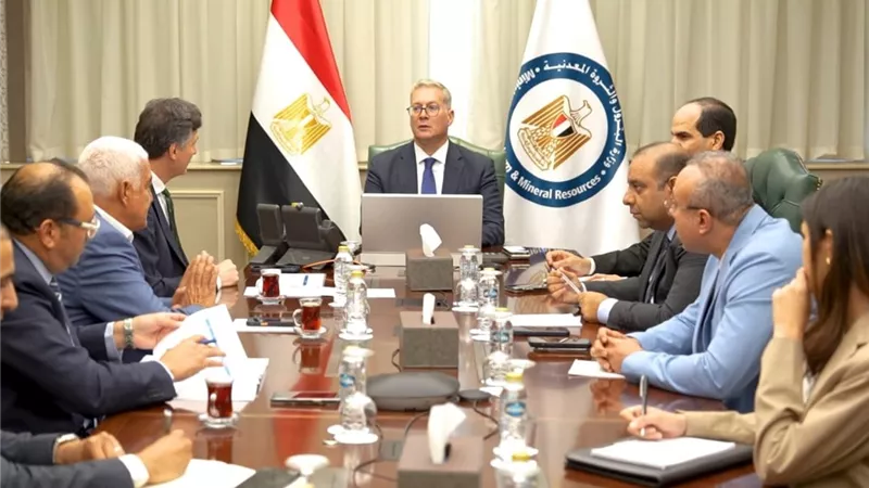 وزير البترول يبحث مع إيني الإيطالية خطط زيادة انتاج الغاز وحفر آبار جديدة