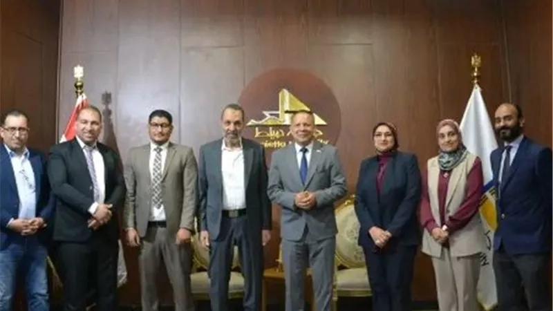 رئيس جامعة دمياط وغرفة صناعة منتجات الأخشاب والأثاث يبحثان تعزيز التعاون لربط البحث العلمي بالصناعة