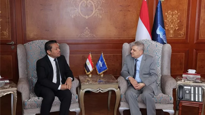 رئيس هيئة قناة السويس يبحث مع سفير ماليزيا التعاون في التدريب البحري والاستزراع السمكي