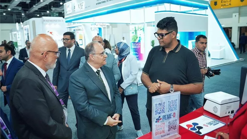 رئيس هيئة الدواء يتفقد أجنحة الشركات المشاركة في Africa Health ExCon 2026