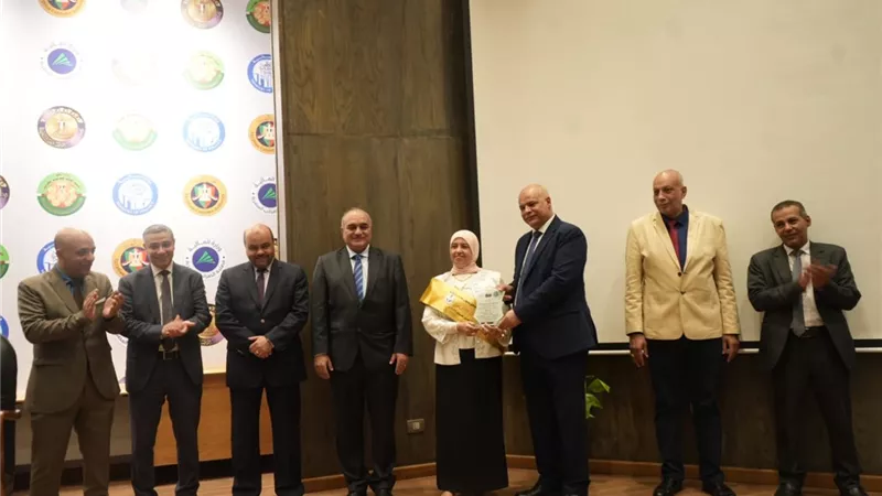نائب وزير المالية يكرم الأمهات المثاليات والموظفين المتميزين ورواد العمل