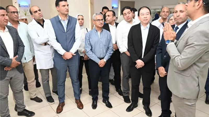 وزير الصناعة يتفقد 3 مصانع ببني سويف ويؤكد دعم الصناعات الغذائية والمعدنية والملابس الجاهزة