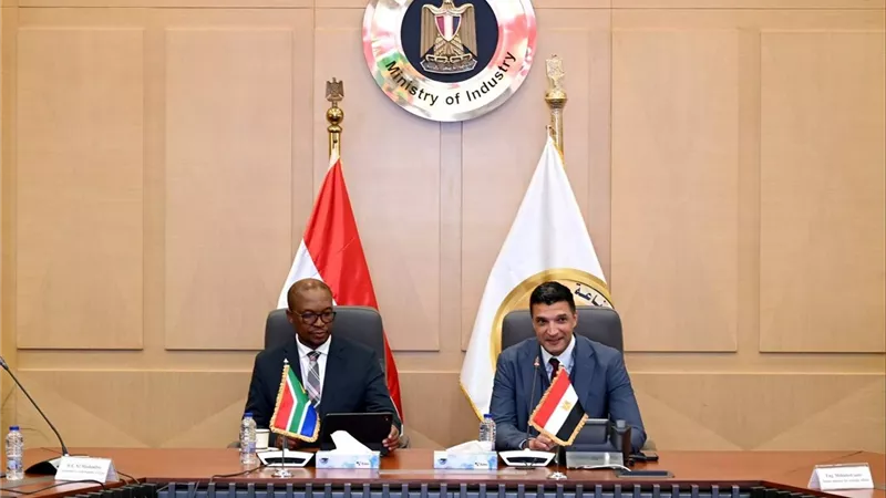 وزير الصناعة يبحث مع نظيره الجنوب إفريقي تعزيز التكامل الصناعي والتعاون في السيارات والأدوية