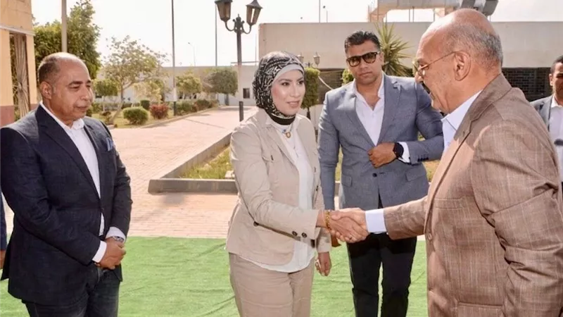 محافظ السويس يتفقد الحي الصناعي الأول ويشيد بمعدلات التنمية