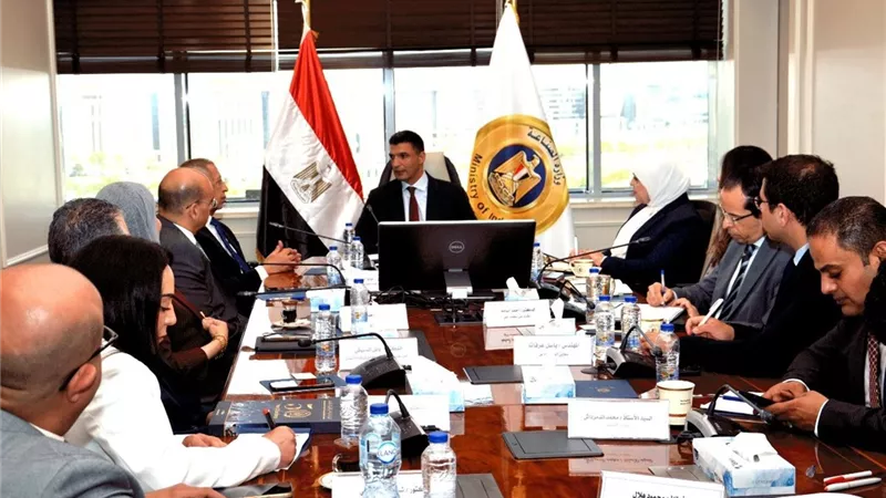 وزير الصناعة يبحث تعزيز التعاون مع الأكاديمية العربية لدعم الابتكار وربط البحث العلمي بالصناعة