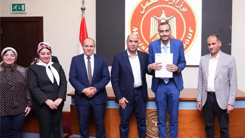 وزير العمل يسلم ذوي الهمم عقود.. ويؤكد: الرئيس السيسي يتابع دمجكم في سوق العمل بنفسه