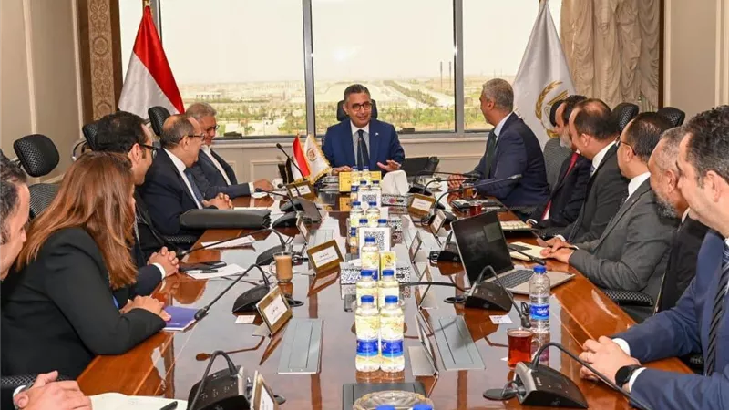 وزير التموين يبحث مع فودافون تطوير البنية التكنولوجية لمنافذ “CARRY ON”