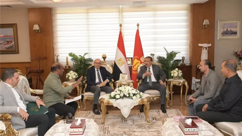محافظ بورسعيد يبحث إعادة تشغيل مخبز قرية الرضوان استجابة لمطالب الأهالي