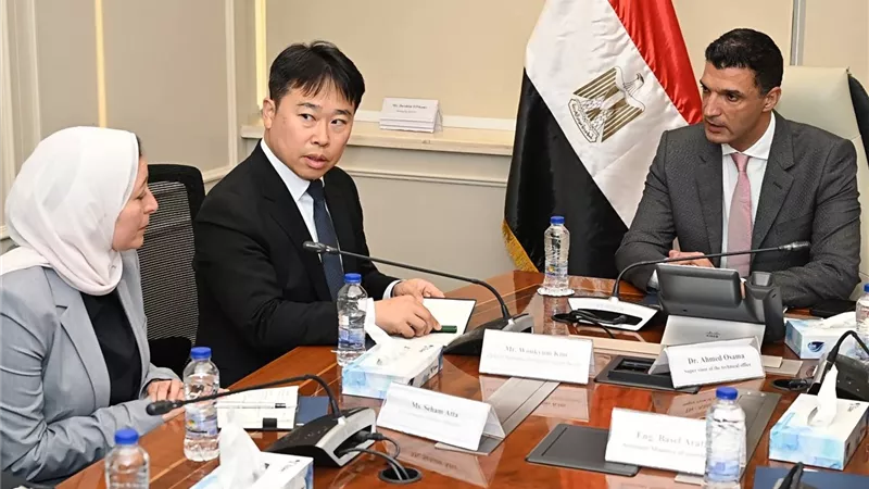 وزير الصناعة يبحث خطط سامسونج التوسعية وتعميق التصنيع المحلي بمصر