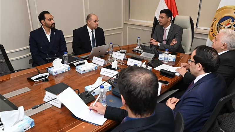 وزارة الصناعة تبحث تنفيذ نموذج متكامل لشبكات الطاقة المستدامة بمنطقة صناعية كمرحلة أولى