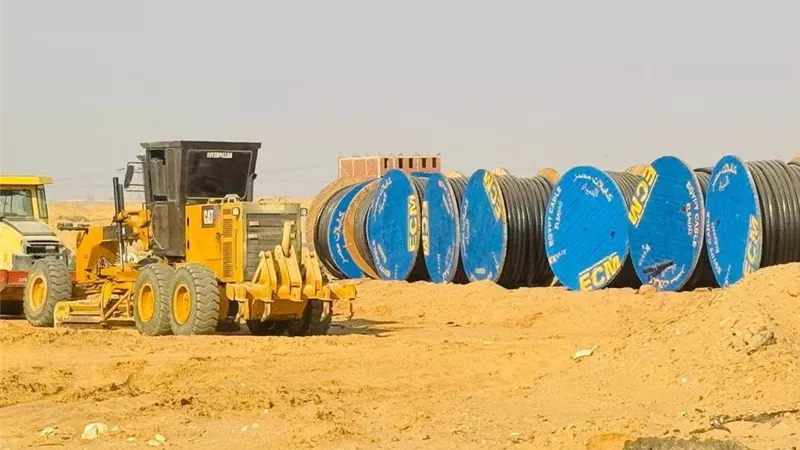 العبور الجديدة تواصل سباق التنمية.. متابعة أعمال الطرق والكهرباء بأراضي الأمل سابقاً