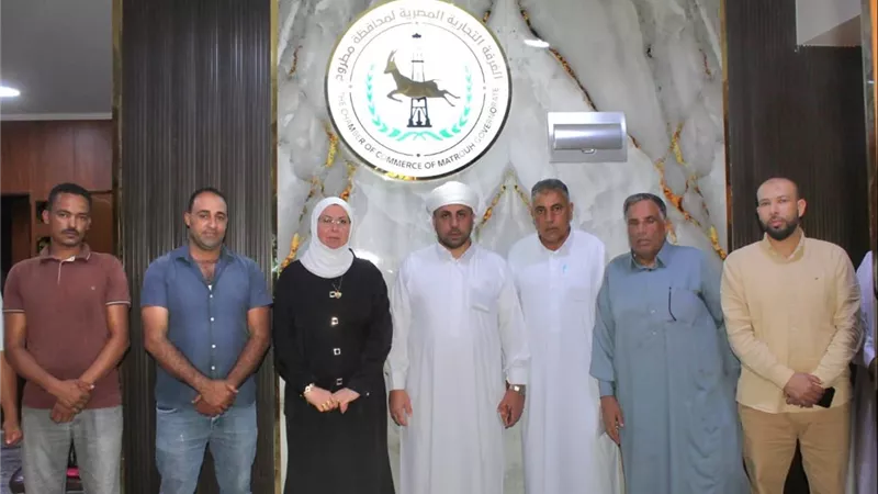 الغرفة التجارية بمطروح تستمع لمطالب تجار الخردة وتبحث حلول تطوير القطاع