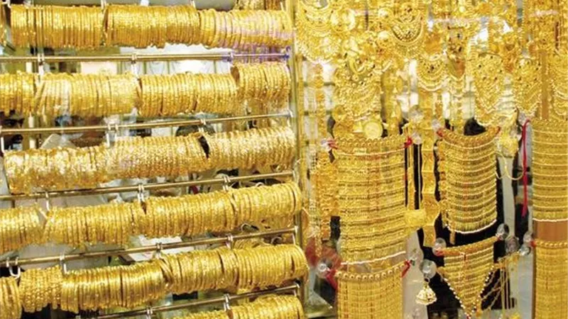 الذهب يلتقط أنفاسه بعد موجة الهبوط.. إيهاب سعيد يكشف مستويات العودة للصعود