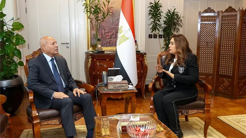 وزيرة التنمية المحلية تبحث مع محافظ القاهرة تطوير منظومة الإدارة المتكاملة للمخلفات بالقاهرة