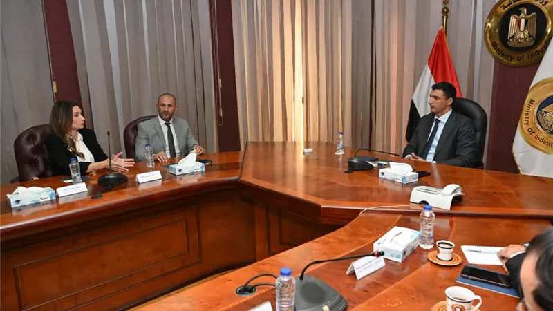 وزير الصناعة يبحث مع شركة 