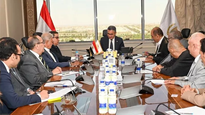 وزير التموين يجتمع مع بدالي التموين و«جمعيتي».. تطوير المنافذ على رأس الأولويات