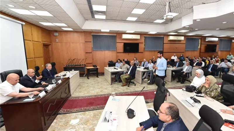 حوار مباشر بين رئيس القابضة للمياه والعاملين لبحث المطالب وتطوير بيئة العمل