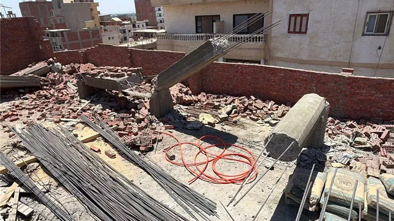الدقهلية تواجه مخالفات البناء بحزم.. إزالة دور مخالف لعقار في غرب المنصورة