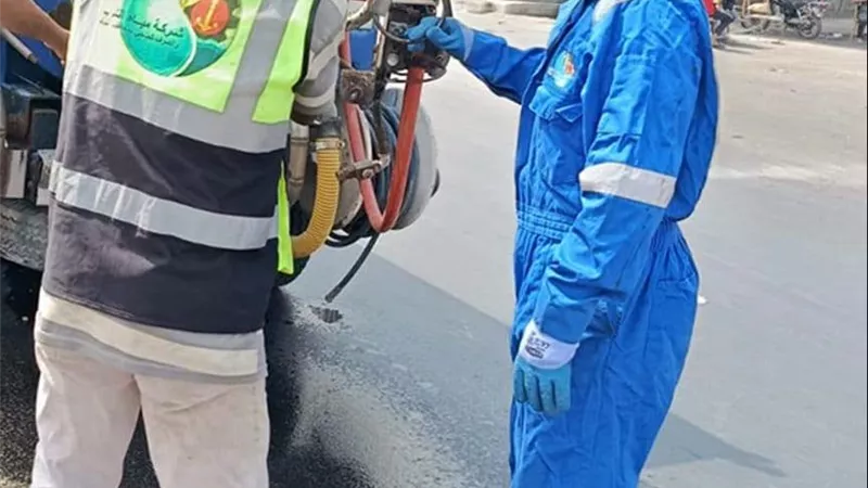 مياه القناة تواصل تطهير شبكات الصرف الصحي ورفع كفاءتها بمحافظات القناة