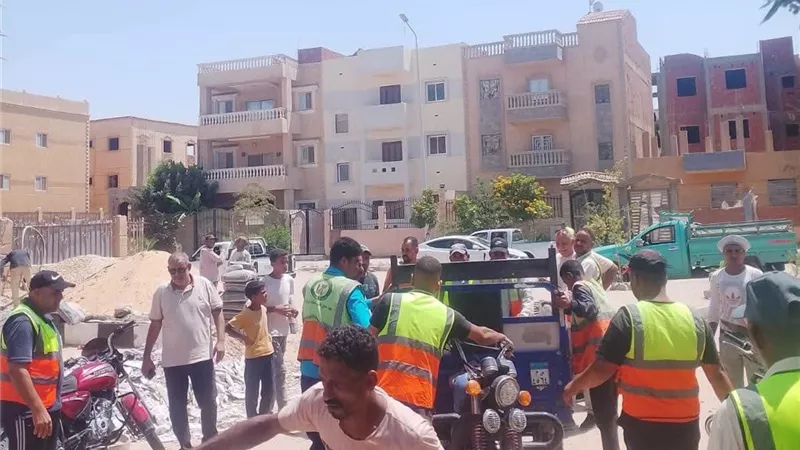حملات مكثفة بمدينة حدائق أكتوبر لإزالة التعديات والتصدي لكافة أشكال العشوائيات 