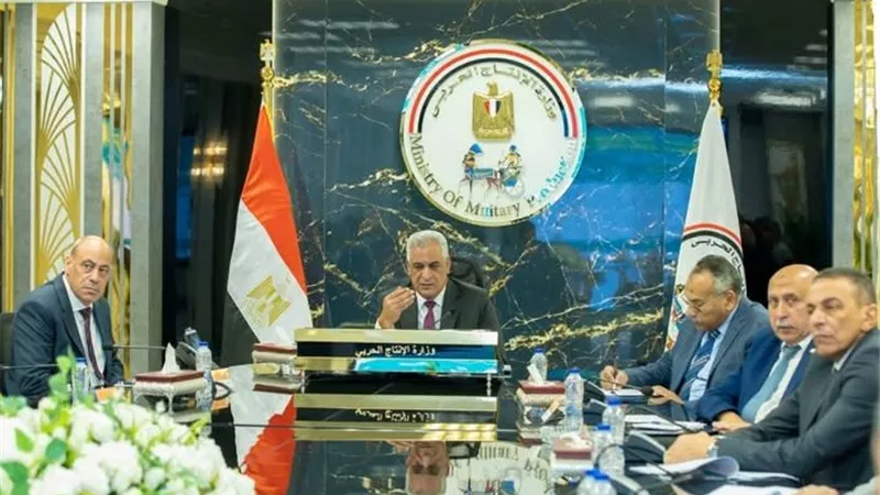 وزير الإنتاج الحربي يشدّد: لا تأخير في مشروعات «حياة كريمة»