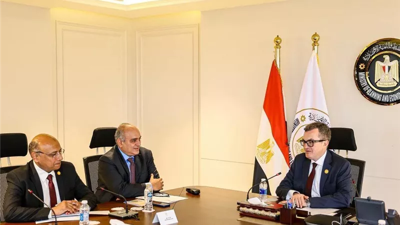 أحمد رستم يبحث مستجدات تطبيق 