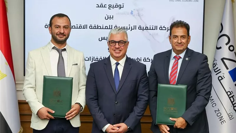 باستثمارات 1.5 مليون دولار.. اقتصادية قناة السويس توقع عقد مشروع لتصنيع القفازات الصناعية بالسخنة