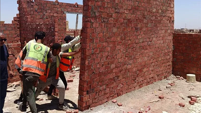 حملات يومية بمدينة حدائق أكتوبر تضبط مخالفات بناء وتحويل أنشطة وتنفذ إزالات 